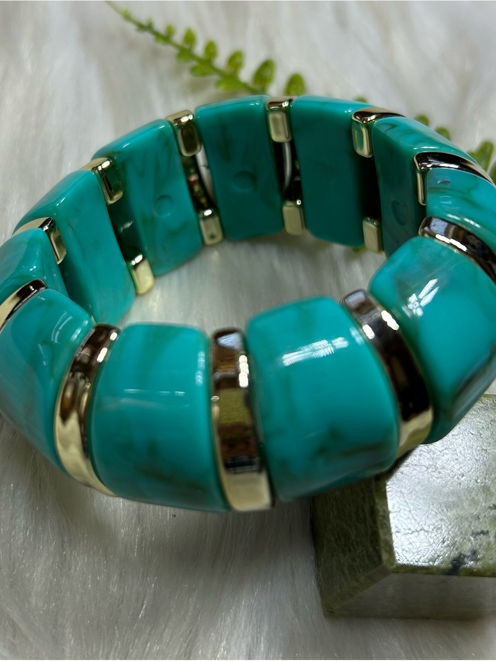 Blue gold tone acrylic stretchy bracelet